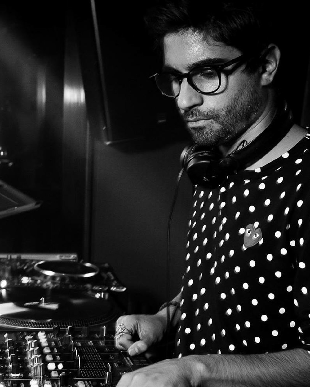 DJ Alpi am Pult, Schwarzweissaufnahme